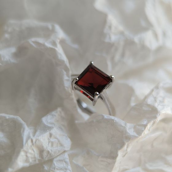 Серебряное кольцо с гранатом 2.142ct
