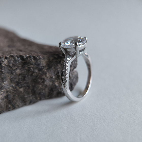 Серебряное кольцо с фианитами