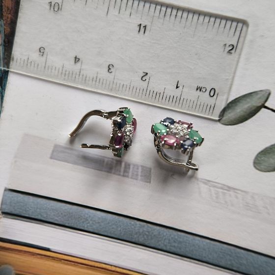 Серебряные серьги с сапфиром 3.567ct, рубином, изумрудом