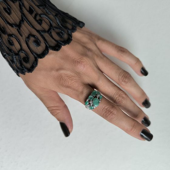 Серебряное кольцо с изумрудом, фианитами