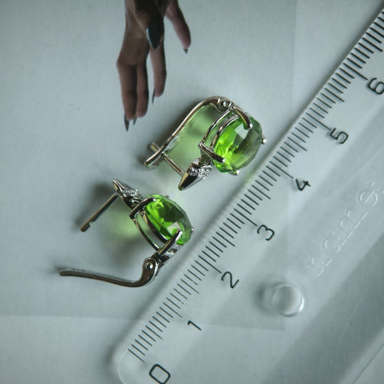 Серебряные серьги с хризолітом 6.685ct, фианитами
