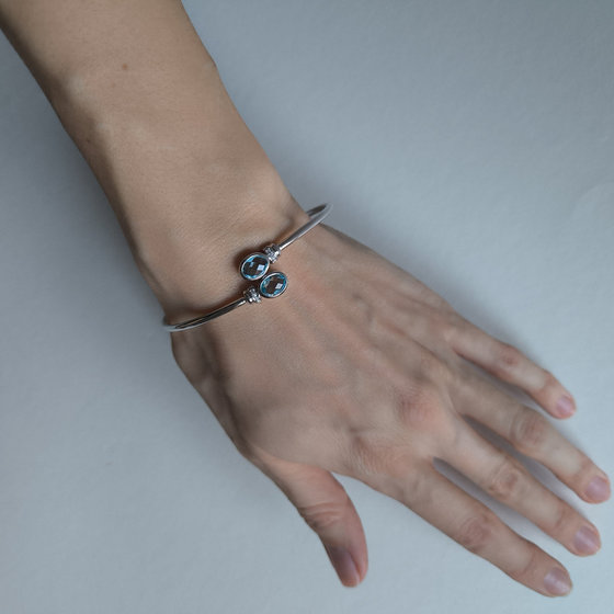 Серебряный браслет с топазом 2.996ct, фианитами