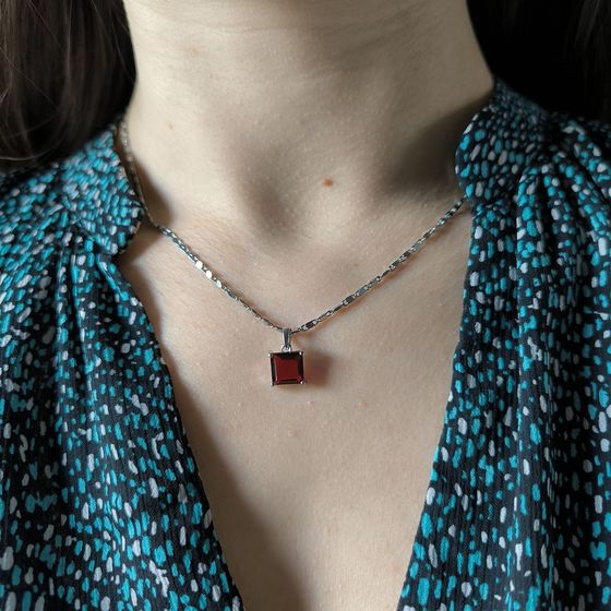 Серебряная подвеска с гранатом 2.15ct
