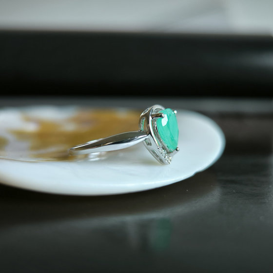 Серебряное кольцо с изумрудом 1.11ct
