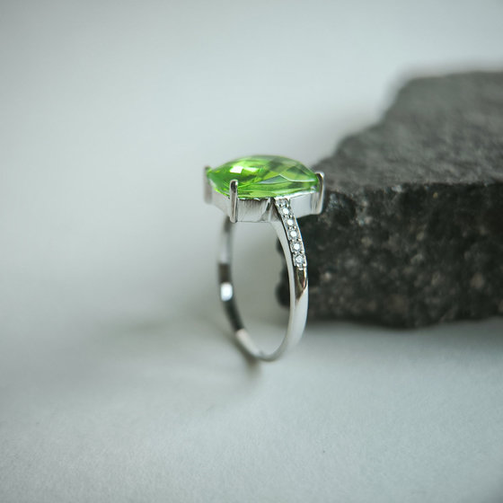 Серебряное кольцо с хризолітом 3.245ct