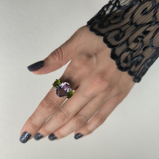 Серебряное кольцо с аметистом, хризолітом, фианитами