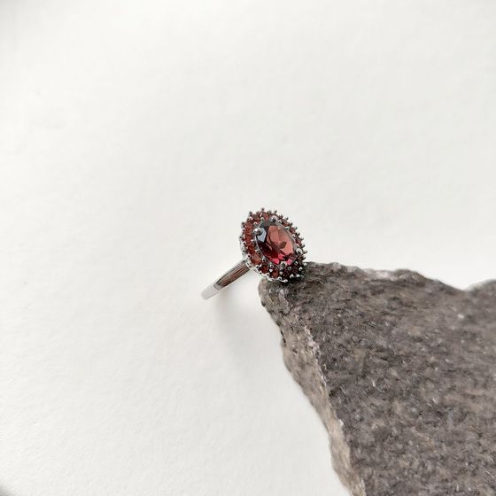 Серебряное кольцо с гранатом 2.82ct