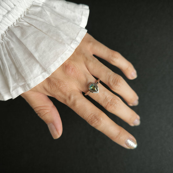 Серебряное кольцо с мистик топазом 0.828ct, фианитами