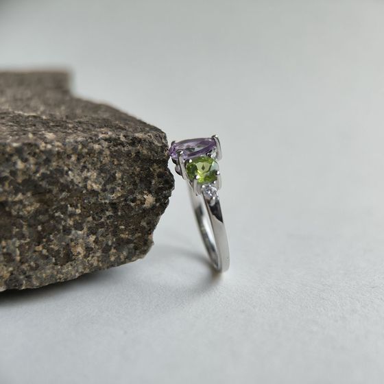 Серебряное кольцо с аметистом, хризолітом
