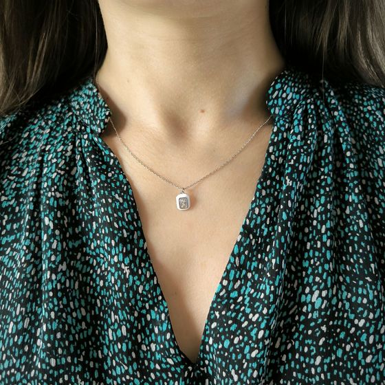 Серебряное колье с фианитами, емаллю