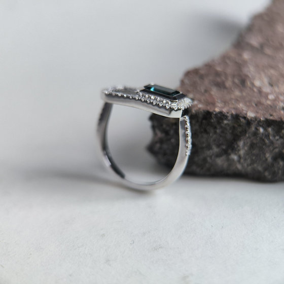 Серебряное кольцо с топазом Лондон Блю 1.313ct, фианитами