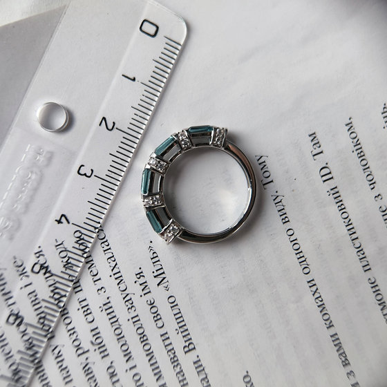 Серебряное кольцо с топазом Лондон Блю 1.71ct, фианитами