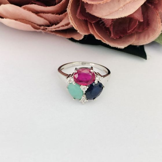 Серебряное кольцо с сапфиром 4.367ct, изумрудом, рубином