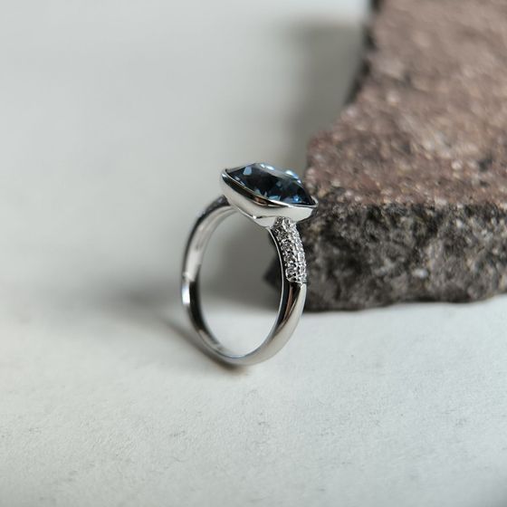 Серебряное кольцо с фианитами