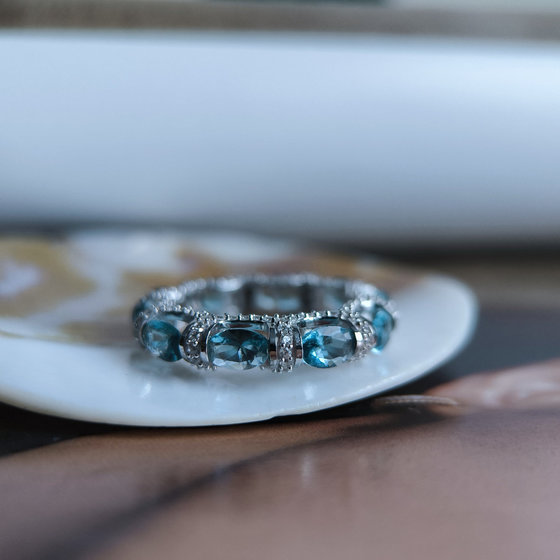Серебряное кольцо с топазом Лондон Блю 4.845ct, фианитами