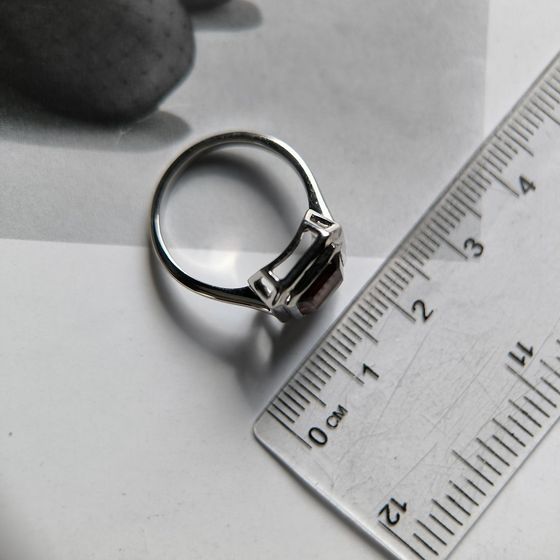 Серебряное кольцо с гранатом 2.942ct