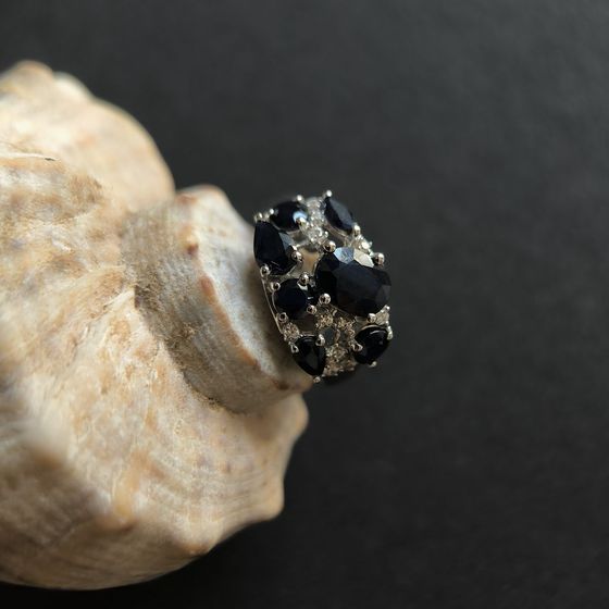 Серебряное кольцо с сапфиром 3.823ct, фианитами