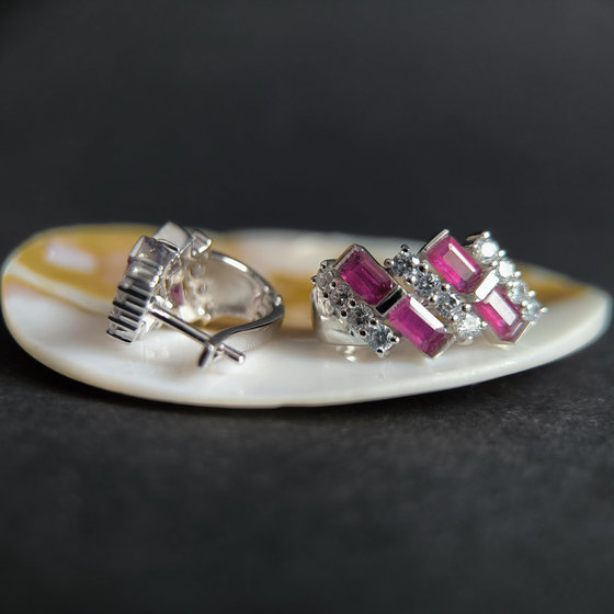 Серебряные серьги с рубином 6.107ct, фианитами