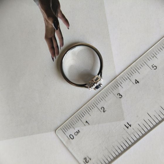 Серебряное кольцо с сапфиром 0.495ct, фианитами