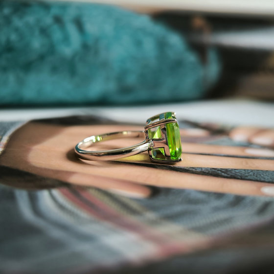 Серебряное кольцо с хризолітом 4.252ct