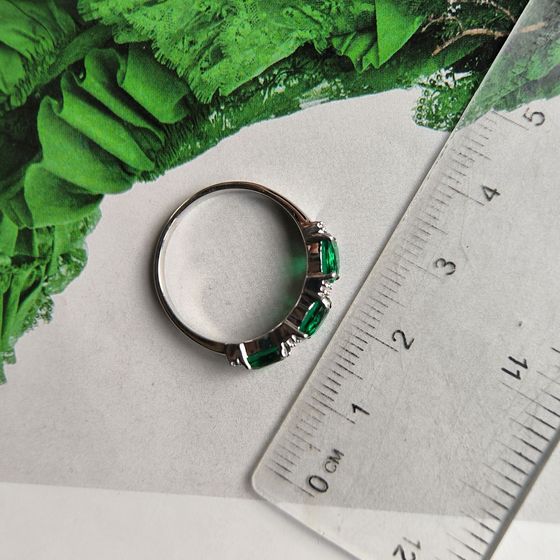 Серебряное кольцо с изумрудом nano