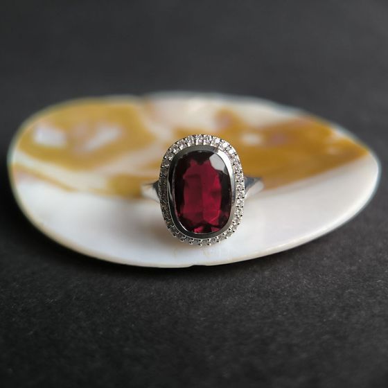 Серебряное кольцо с гранатом nano 3.66ct, фианитами