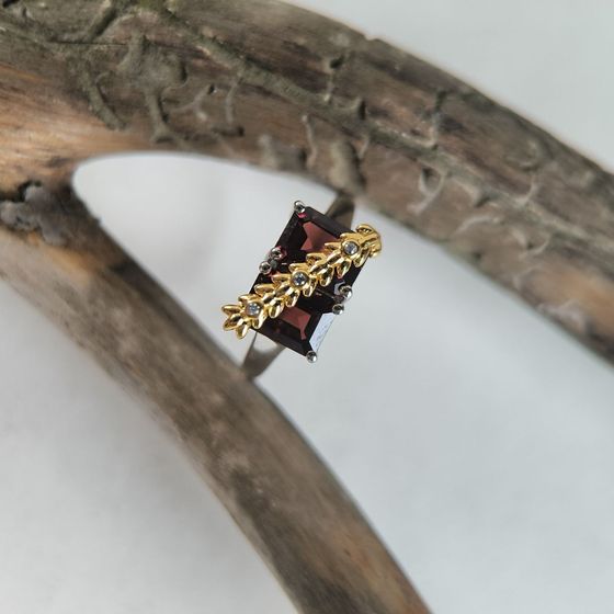 Серебряное кольцо с гранатом 4.135ct