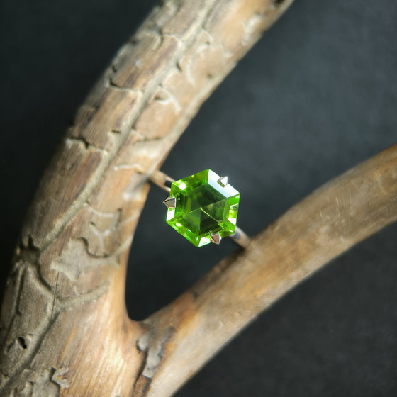 Серебряное кольцо с хризолітом 3.587ct