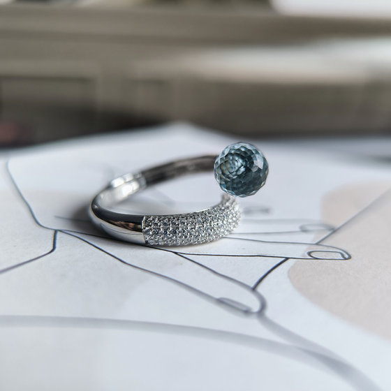 Серебряное кольцо с топазом 5.49ct, фианитами