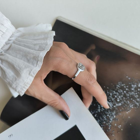 Серебряное кольцо с емаллю, фианитами