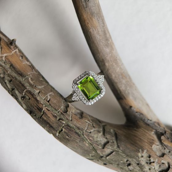 Серебряное кольцо с хризолітом