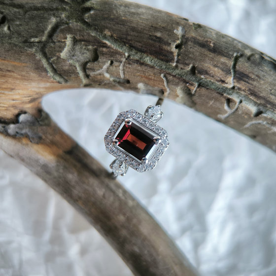 Серебряное кольцо с гранатом