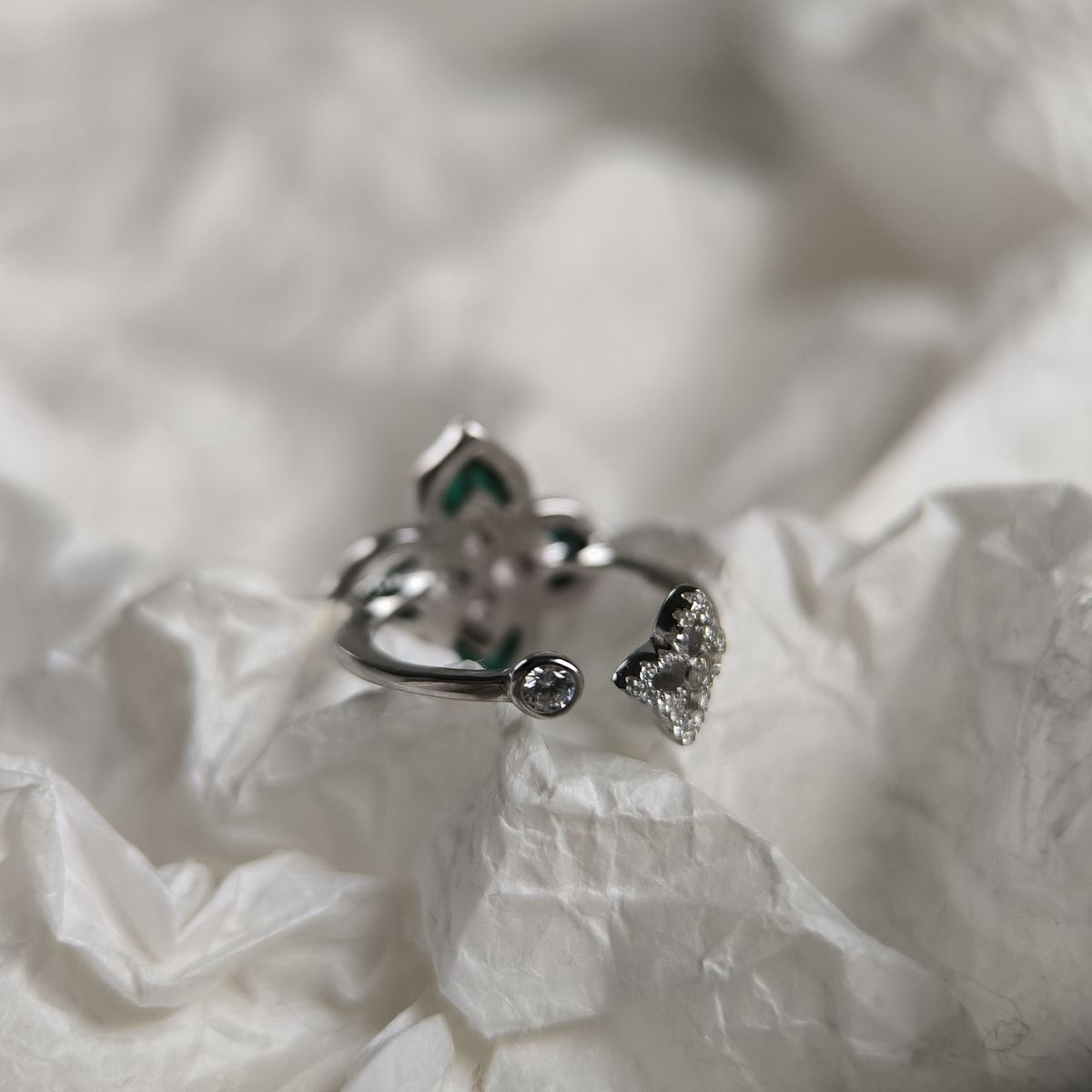 Серебряное кольцо с малахитом, фианитами