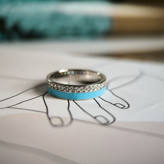 Серебряное кольцо с фианитами, емаллю