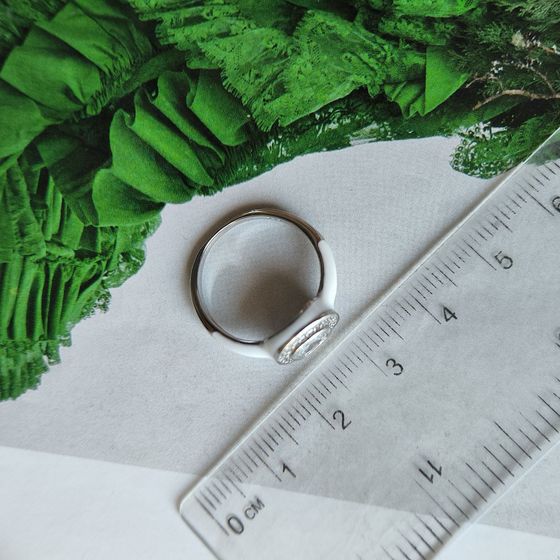 Серебряное кольцо с емаллю, фианитами