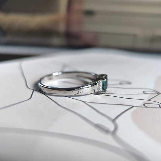 Серебряное кольцо с топазом Лондон Блю 0.369ct, фианитами