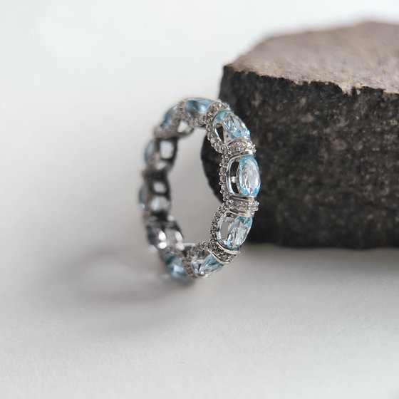 Серебряное кольцо с топазом 6.787ct, фианитами