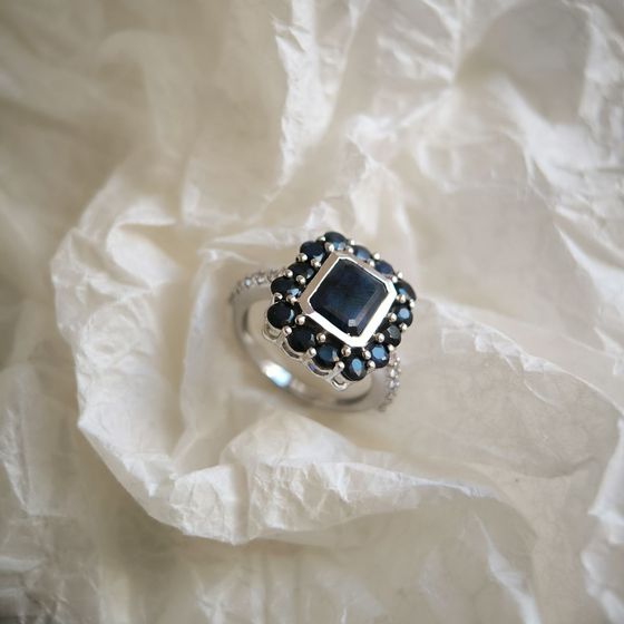 Серебряное кольцо с сапфиром 5.82ct, фианитами