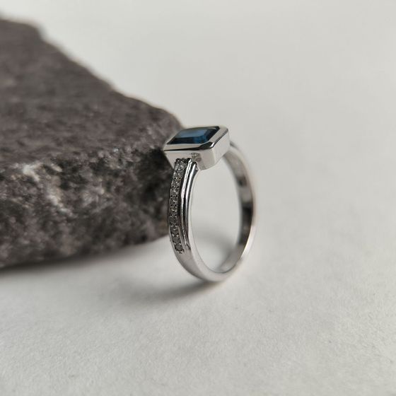 Серебряное кольцо с сапфиром nano 1.303ct, фианитами