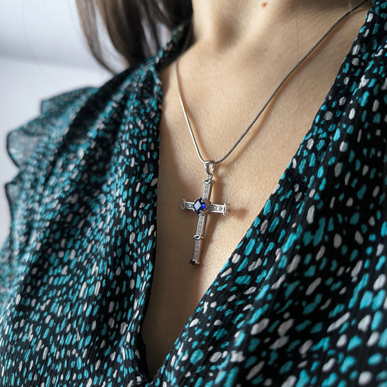 Серебряный крестик с сапфиром nano 1.095ct, фианитами