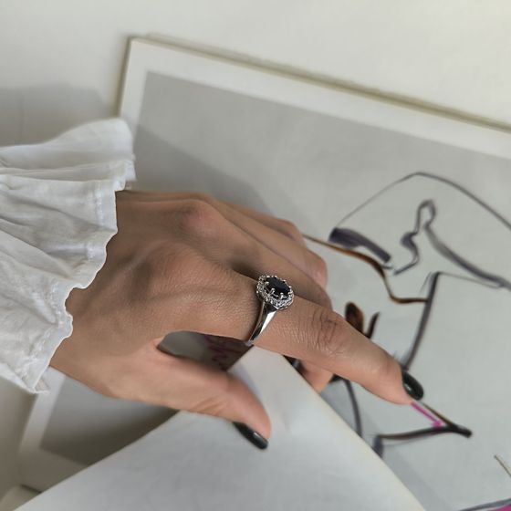 Серебряное кольцо с сапфиром 2.093ct, фианитами