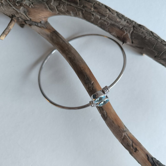 Серебряный браслет с топазом 2.996ct, фианитами