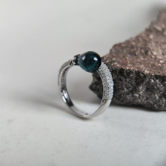Серебряное кольцо с топазом Лондон Блю 4.166ct, фианитами