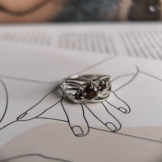 Серебряное кольцо с гранатом 0.883ct
