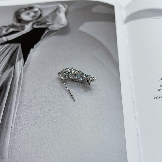 Серебряная брошка с топазом Лондон Блю 2.313ct