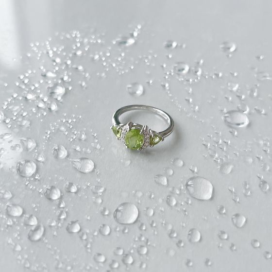 Серебряное кольцо с хризолітом 1.742ct, фианитами