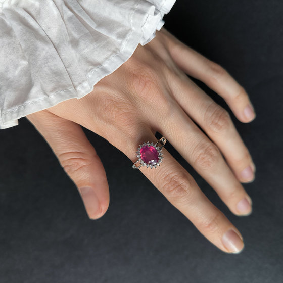 Серебряное кольцо с рубином, фианитами