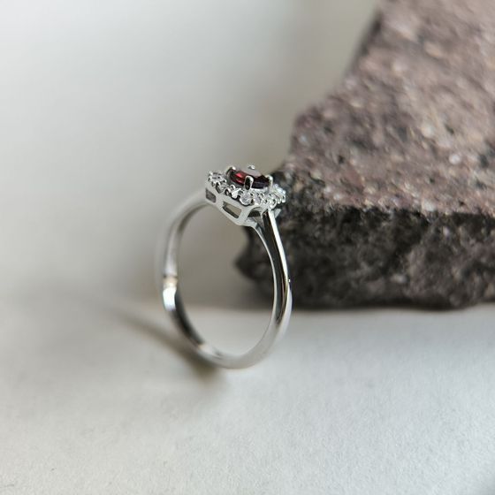 Серебряное кольцо с гранатом 0.408ct, фианитами