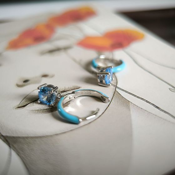 Серебряные серьги с фианитами, емаллю