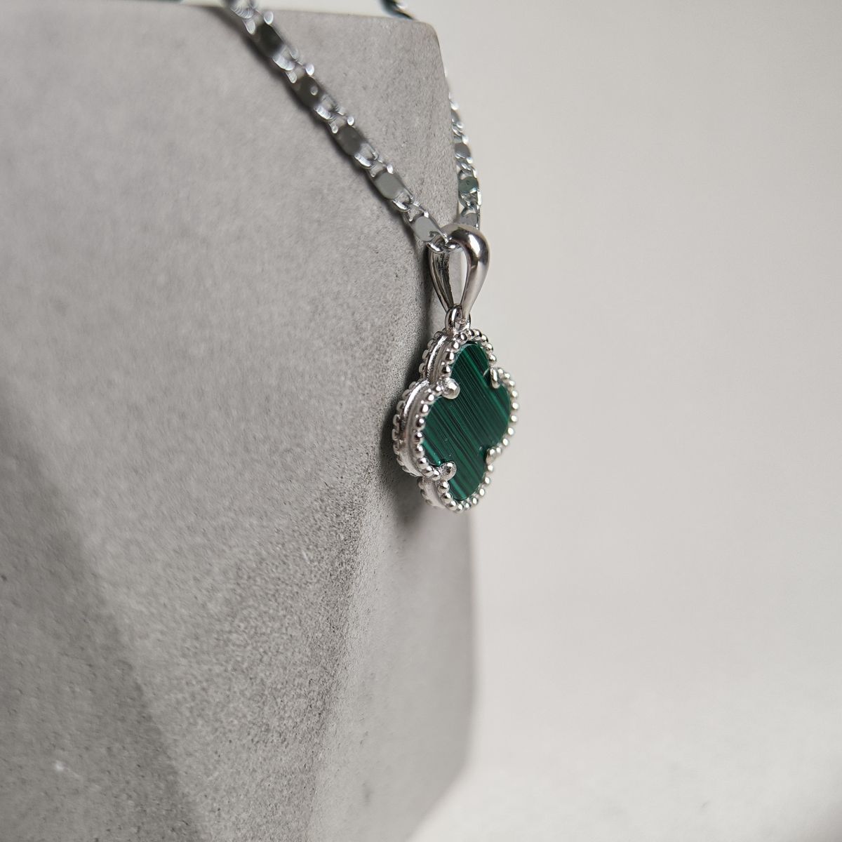 Серебряная подвеска с малахитом